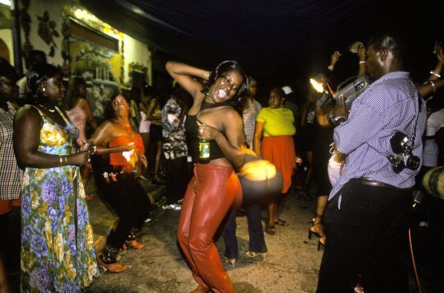 Mujer bailando dancehall en las calles de Kingston, Jamaica. /Foto: In Pictures Ltd./Corbis via Getty Images