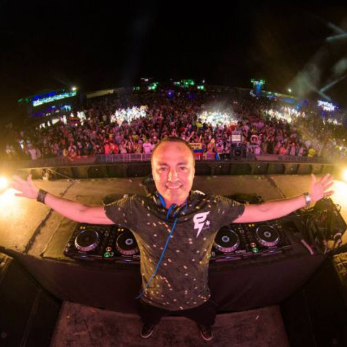 Luis López actúa en el Storyland de Colombia