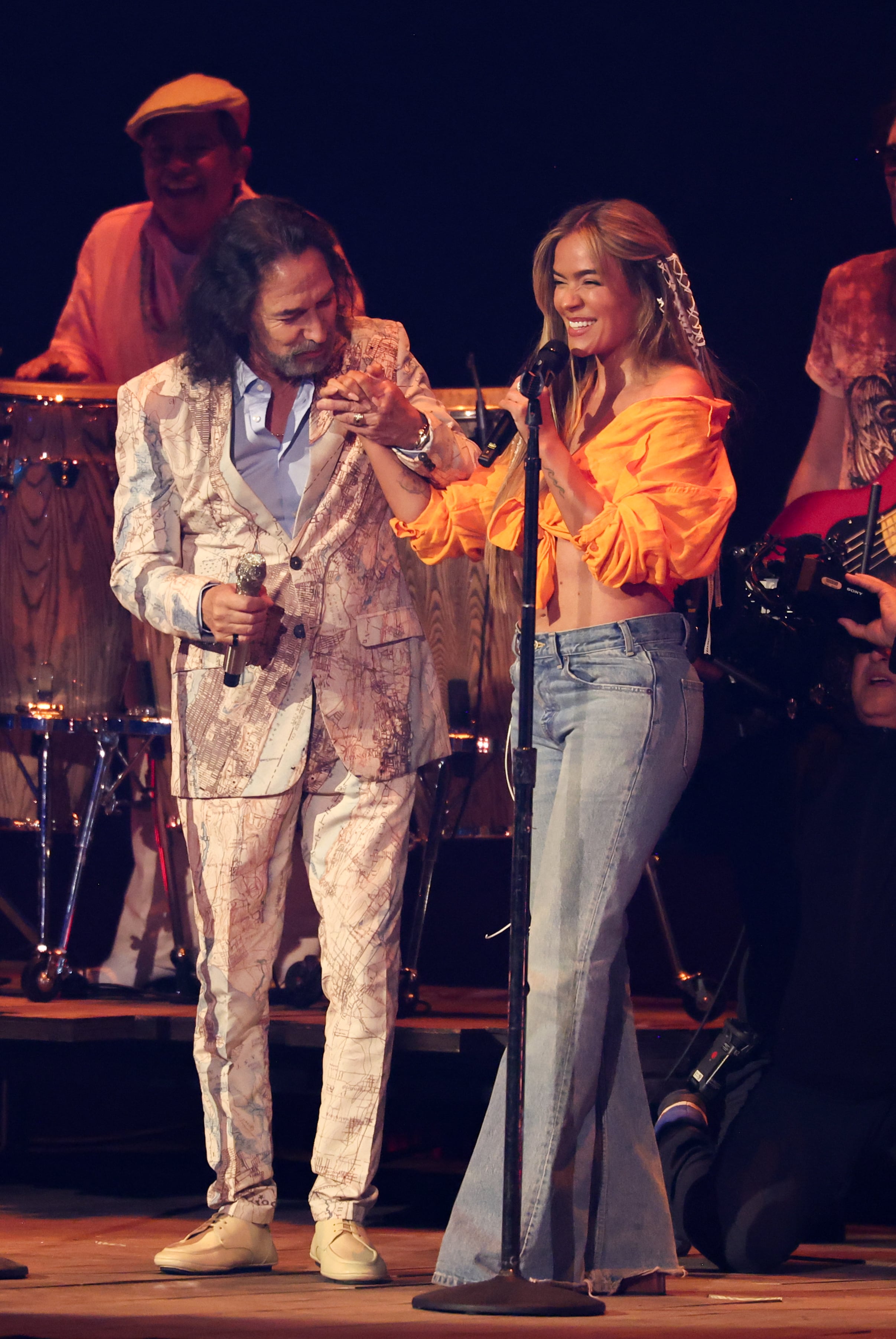 Marco Antonio Solís y Karol G en la 26ª edición de los premios &#039;Latin Grammy&#039; en Las Vegas, Nevada.