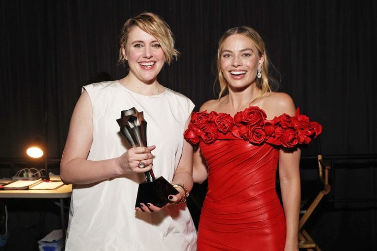 Greta Gerwig y Margot Robbie, ganadoras del premio a la Mejor Comedia por &#039;Barbie&#039;, en los 29th Annual Critics Choice Awards 2024 en California. Kevin Mazur / Getty Images for Critics Choice Association