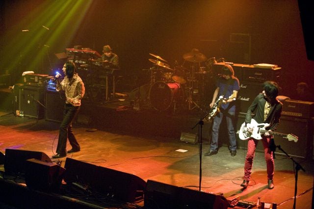 Primal Scream durante un concierto en la sala Razzmatazz, Barcelona, en noviembre de 2010.