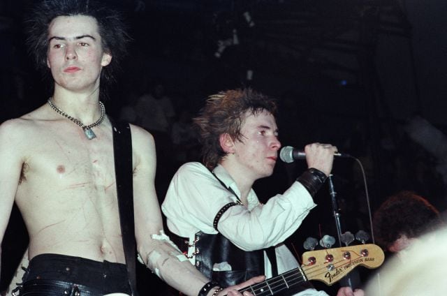 Sid Vicious y Johnny Rotten, miembros de los Sex Pistols, actuando en el Winterland Ballroom en 1978 en San Francisco, California.