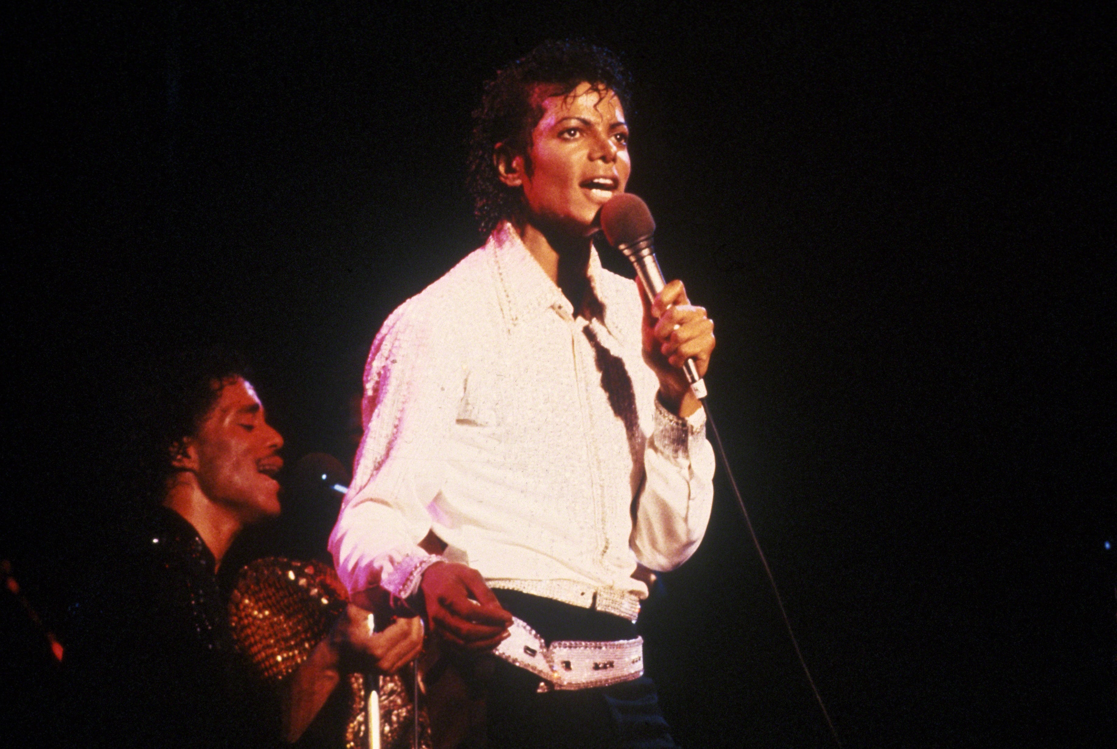 NUEVA YORK, NY - ALREDEDOR DE 1984: Michael Jackson actuando alrededor de 1984 en la ciudad de Nueva York. (Foto de Robin Platzer/Images/Getty Images)