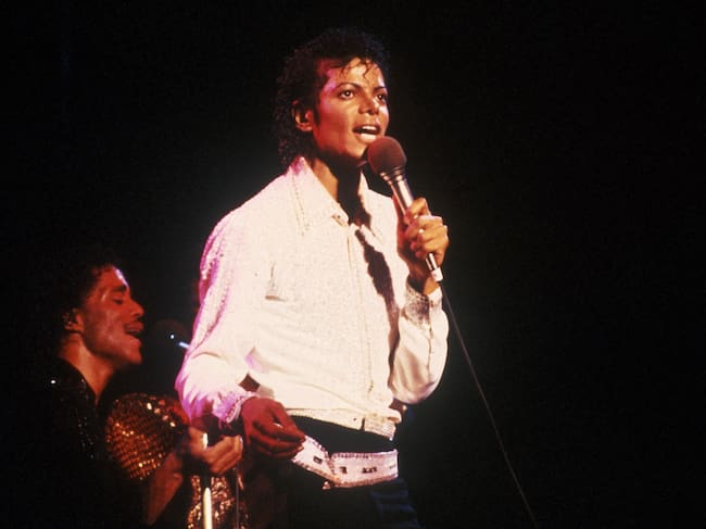 NUEVA YORK, NY - ALREDEDOR DE 1984: Michael Jackson actuando alrededor de 1984 en la ciudad de Nueva York. (Foto de Robin Platzer/Images/Getty Images)
