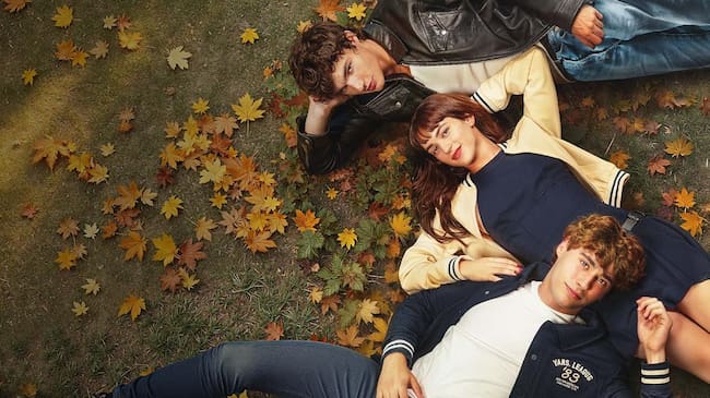 Póster de los tres protagonistas de 'Dímelo bajito' en Prime Video