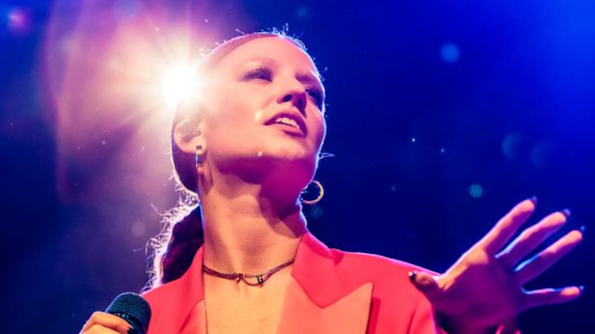 Acusan a Jess Glynne de cancelar una actuación por irse de fiesta con Spice Girls