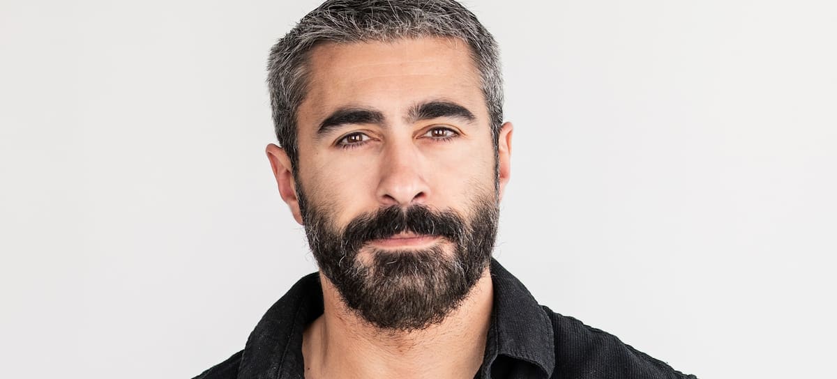 Rayden lanza nueva novela, 'El ciego que describía el mundo'.