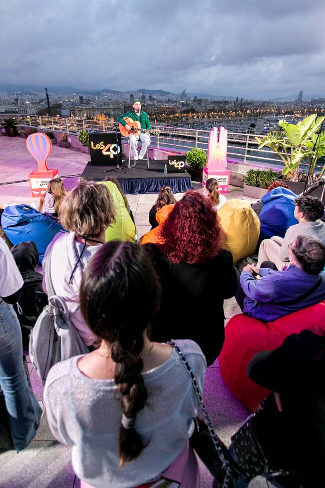 El atardecer se fue imponiendo en el secret show de Nil Moliner y nos dejó una preciosa imagen musical nocturna.