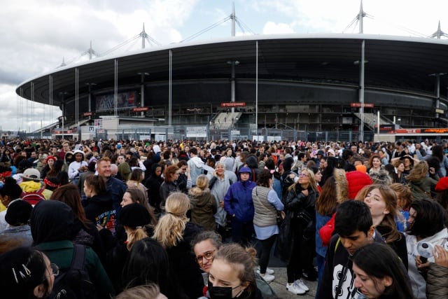 Fans de BTS en las afueras del Stade de France el pasado 7 de junio