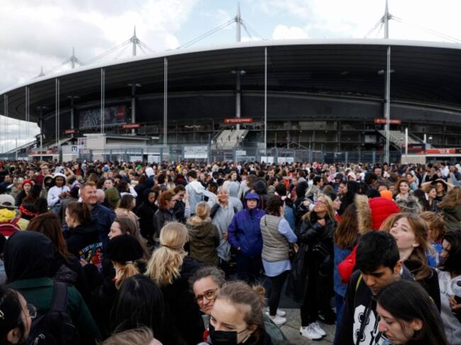 Fans de BTS en las afueras del Stade de France el pasado 7 de junio
