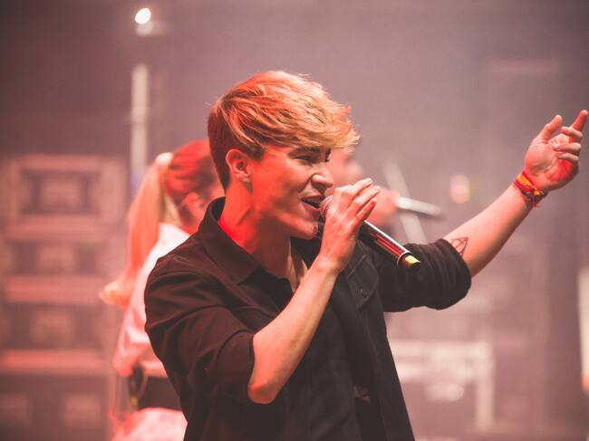 El trío, compuesto por Carlos Marco, Paula Pérez y Charly Weinberg, cantó 'Me vas a ver' y puso a bailar a todos los asistentes. Fotógrafo: David Gamero