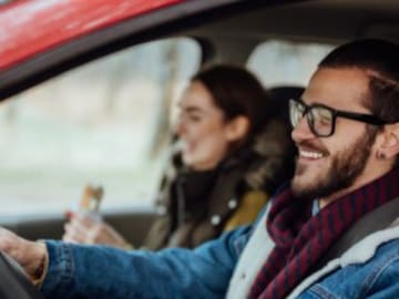 Los avisos de la DGT a quien use lentillas, gafas o abrigo mientras conduce antes de multarles
