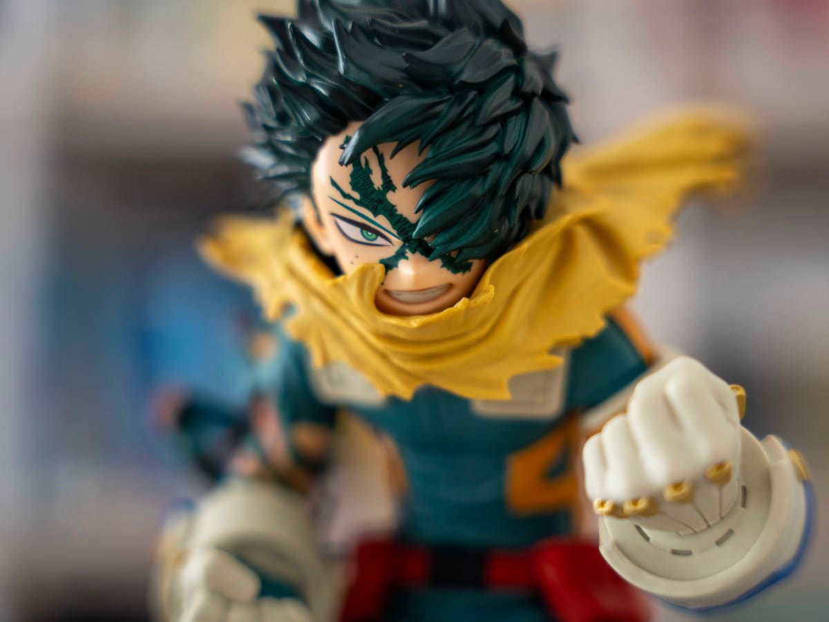 Celebra el final de 'My Hero Academia' con un altar definitivo en tu vitrina