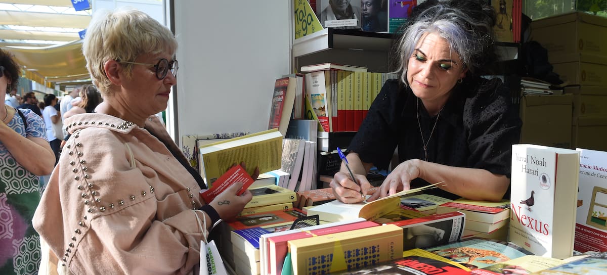 Firma de libros de Caitlin Moran en la Feria del Libro 2025