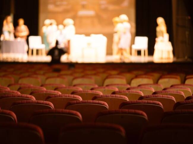 Asientos del teatro vacíos.