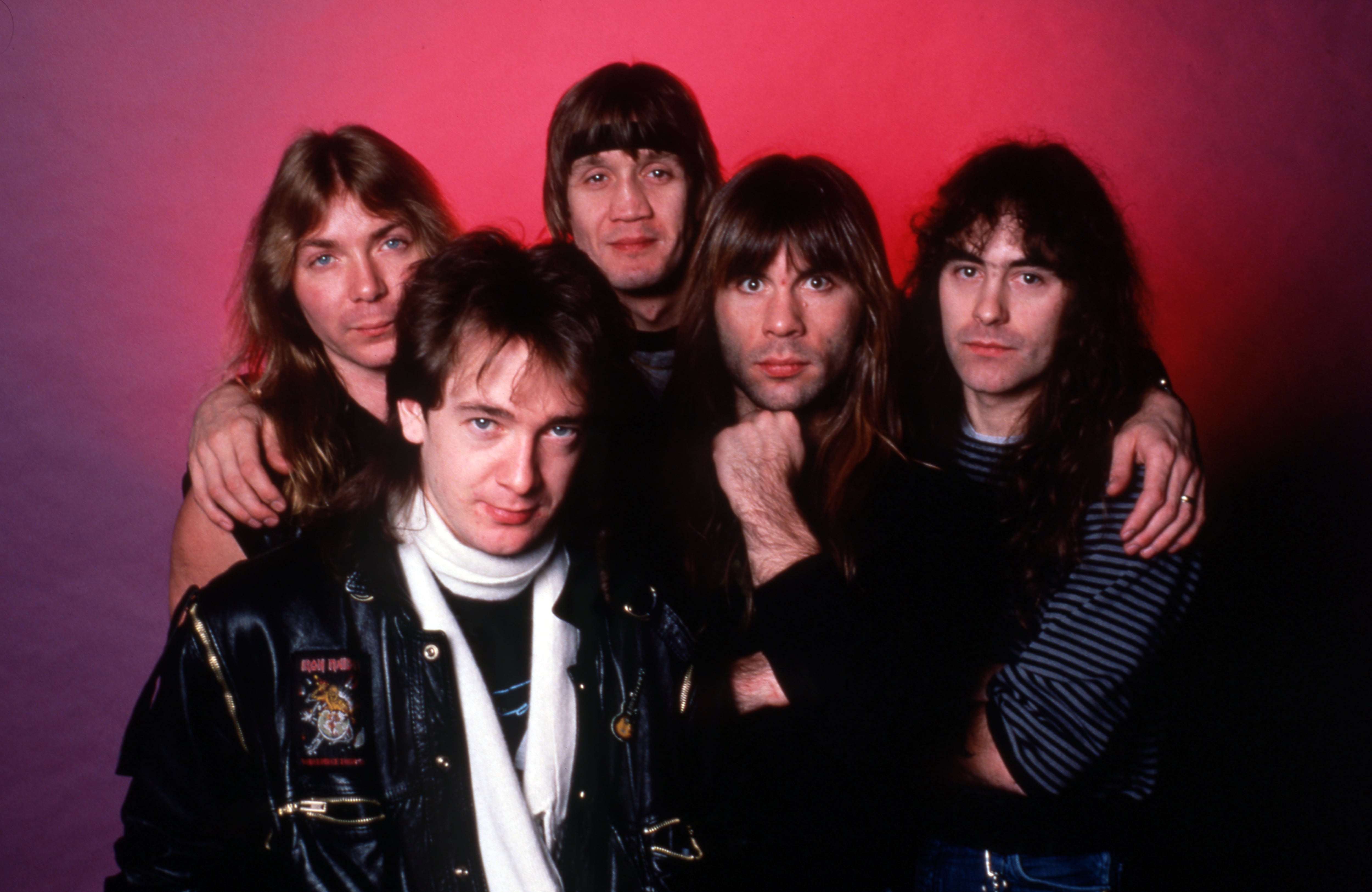 DETROIT - 18 DE MARZO: (De izquierda a derecha) El compositor y guitarrista inglés Dave Murray, el compositor, músico y vocalista inglés Bruce Dickenson, el baterista inglés Nicko McBrain, el compositor y bajista inglés Steve Harris y el guitarrista inglés Adrian Smith, todos miembros de la banda de heavy metal Iron Maiden, posan para un retrato entre bastidores en el Joe Louis Arena durante la gira mundial "Somewhere On Tour", el 18 de marzo de 1987, en Detroit, Michigan. (Foto de Ross Marino/Getty