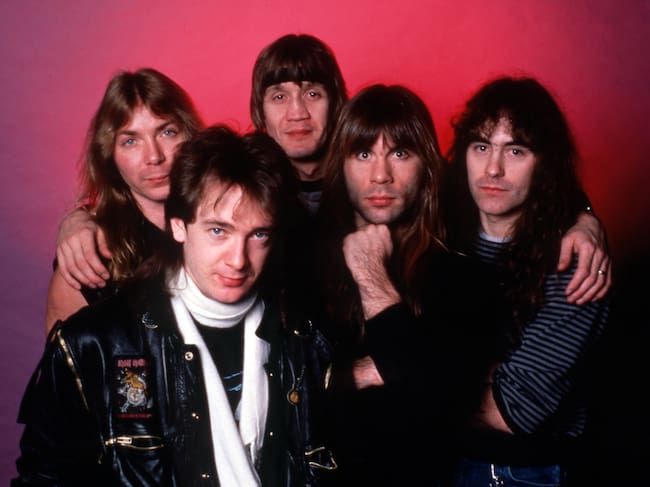 DETROIT - 18 DE MARZO: (De izquierda a derecha) El compositor y guitarrista inglés Dave Murray, el compositor, músico y vocalista inglés Bruce Dickenson, el baterista inglés Nicko McBrain, el compositor y bajista inglés Steve Harris y el guitarrista inglés Adrian Smith, todos miembros de la banda de heavy metal Iron Maiden, posan para un retrato entre bastidores en el Joe Louis Arena durante la gira mundial "Somewhere On Tour", el 18 de marzo de 1987, en Detroit, Michigan. (Foto de Ross Marino/Getty