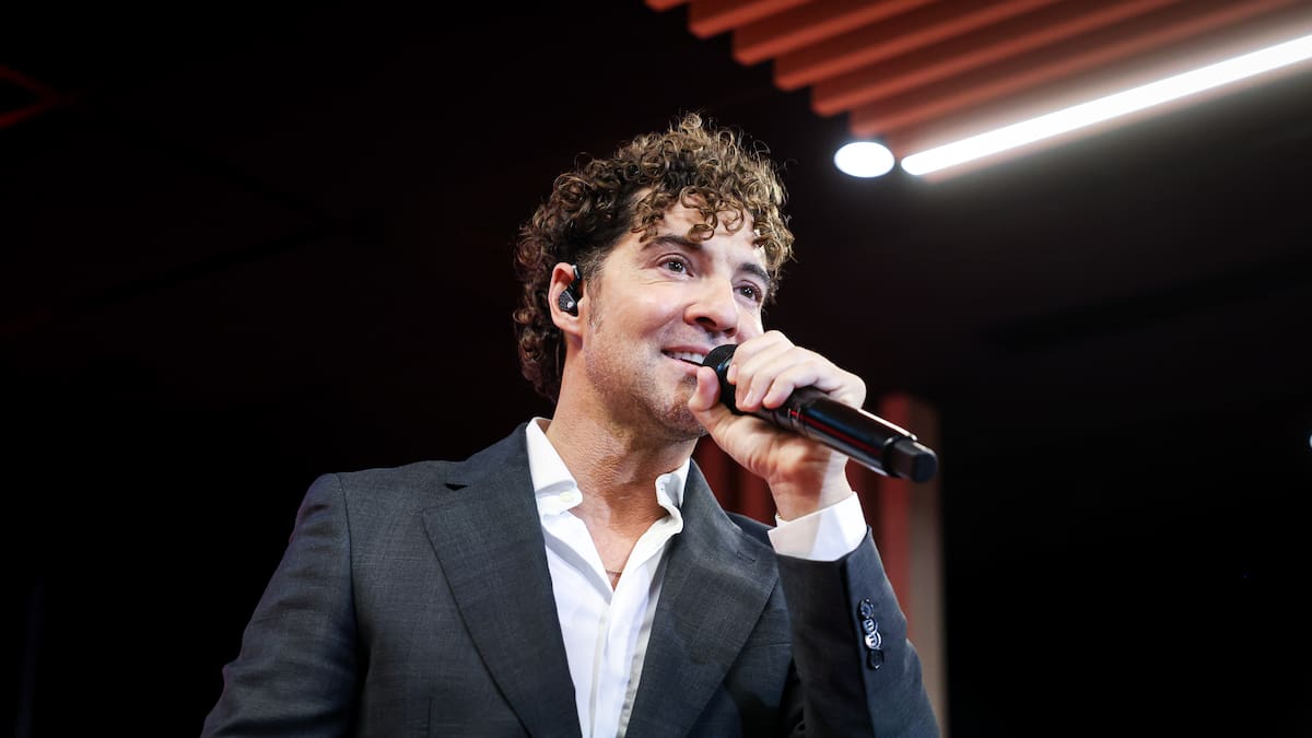 Así suena la versión de David Bisbal del mítico 'Vivir así es morir de amor'