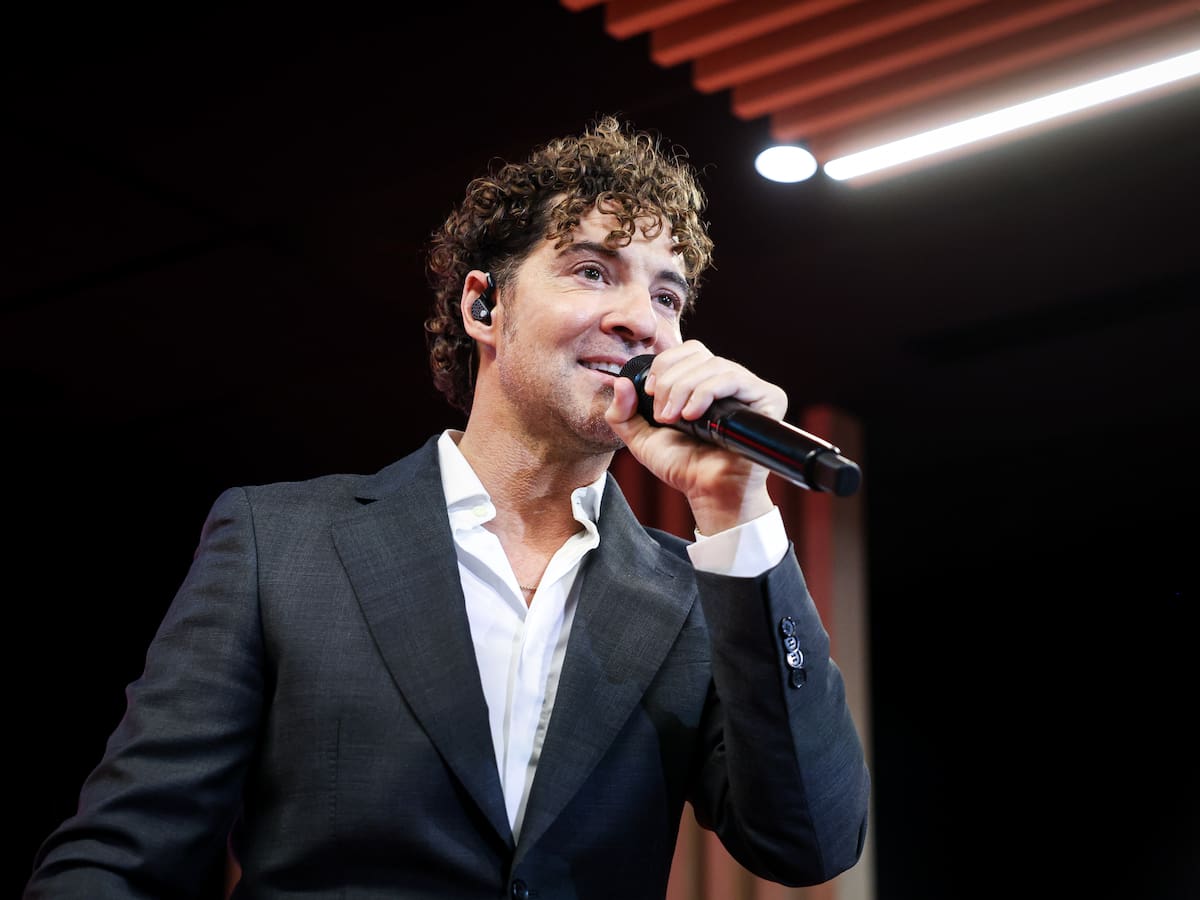 Así suena la versión de David Bisbal del mítico 'Vivir así es morir de amor'
