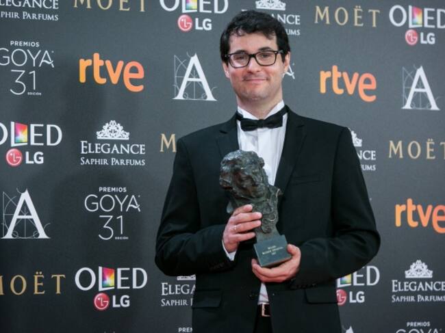 Fernando Velázquez posa con su Goya por Un monstruo viene a verme / Getty