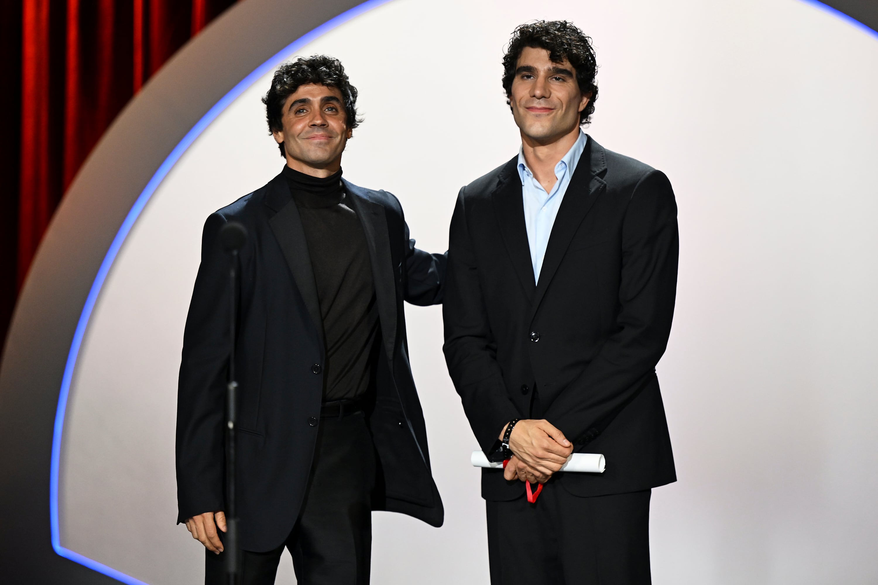 Javier Ambrossi y Javier Calvo en la ceremonia de clausura de la 74ª del Festival de San Sebastián el 26 de septiembre de 2026. / Carlos Alvarez/Getty