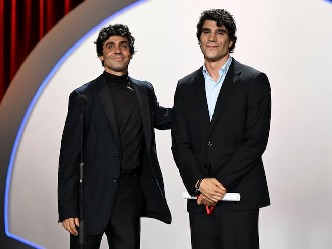 Javier Ambrossi y Javier Calvo en la ceremonia de clausura de la 74ª del Festival de San Sebastián el 26 de septiembre de 2026. / Carlos Alvarez/Getty