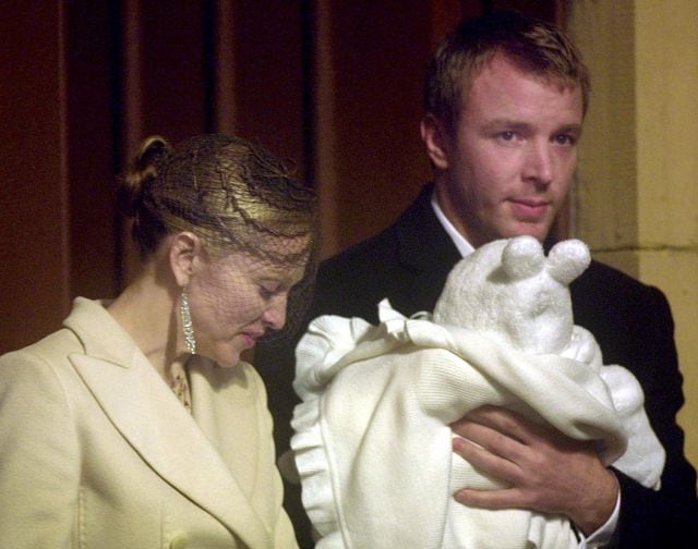 Madonna y Guty Ritchie con su hijo Rocco en 2000.