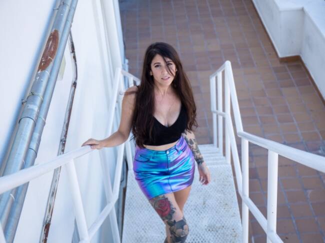 Bely posa para LOS40 en los exteriores de la redacción