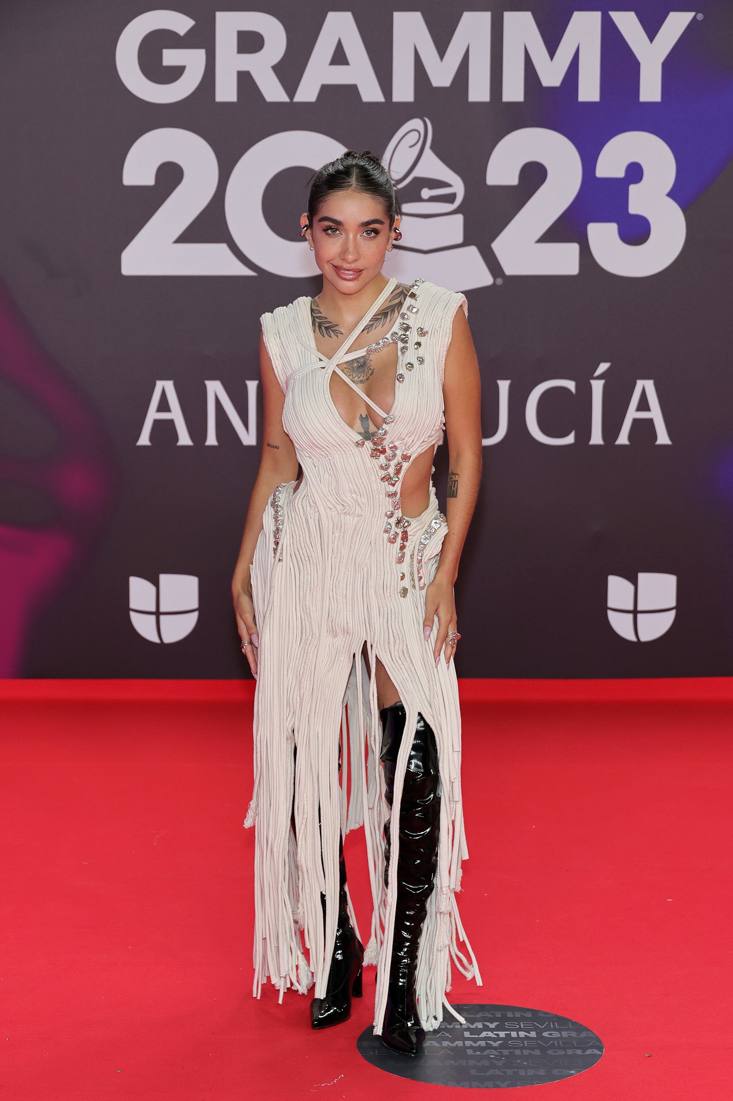 María Becerra optó por el blanco con este vesitdo llenod e cortes por todos lados. ¿Tal vez ensayando para cuando se vista de novia?