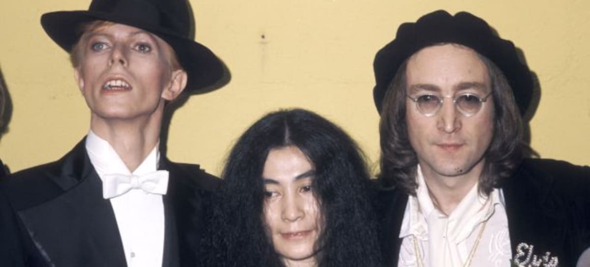 David Bowie, Yoko Ono y John Lennon, en la entrega de los Premios Grammy en 1975.