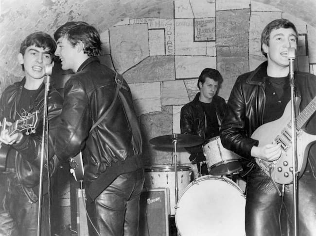 La banda de rock and roll, Los Beatles, actuando en el escenario del 'Cavern Club' en febrero de 1961.