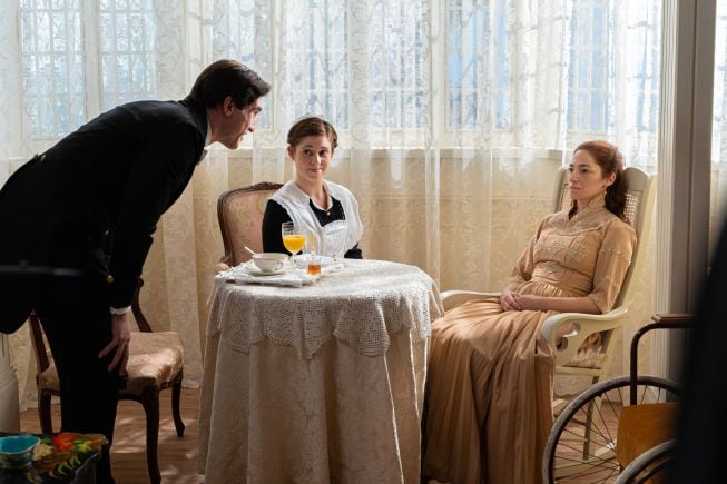 María Fernández y Doña Eugenia sentadas en la mesa camilla.