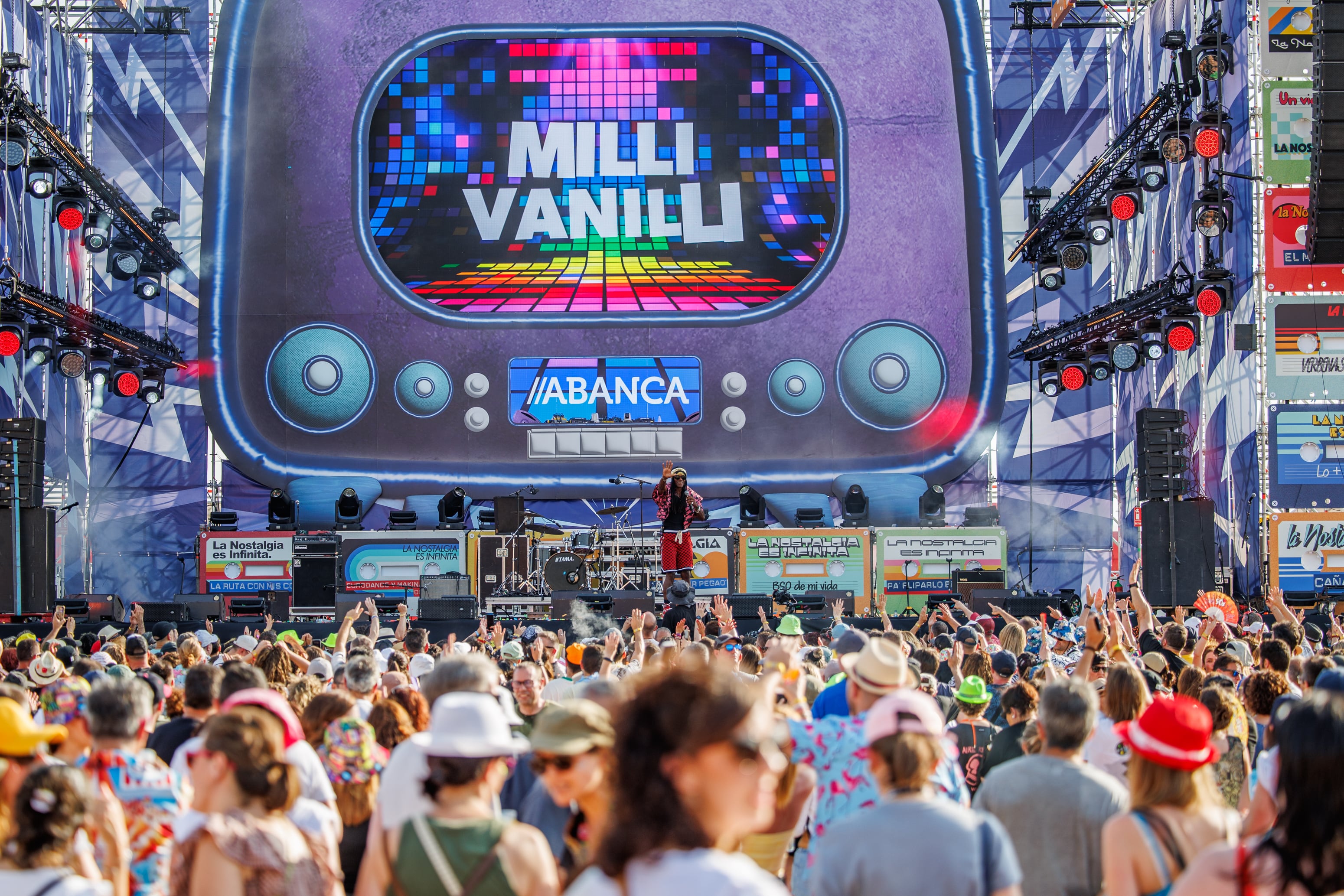 Un evento espectacular repleto de la mejor música de la década de los 90 que nos transportó a miles de recuerdos en nuestra memoria de la mano de artistas como Chimo Bayo, King Africa, Seguridad Social, Rebeca, Blackbox y muchos más repartidos en 5 escenarios.