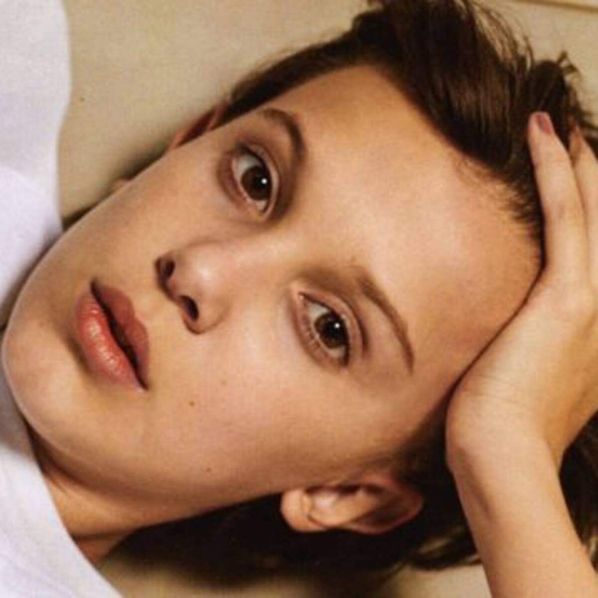 Millie Bobby Brown defendió al protagonista de la serie 'You' y ahora se arrepiente