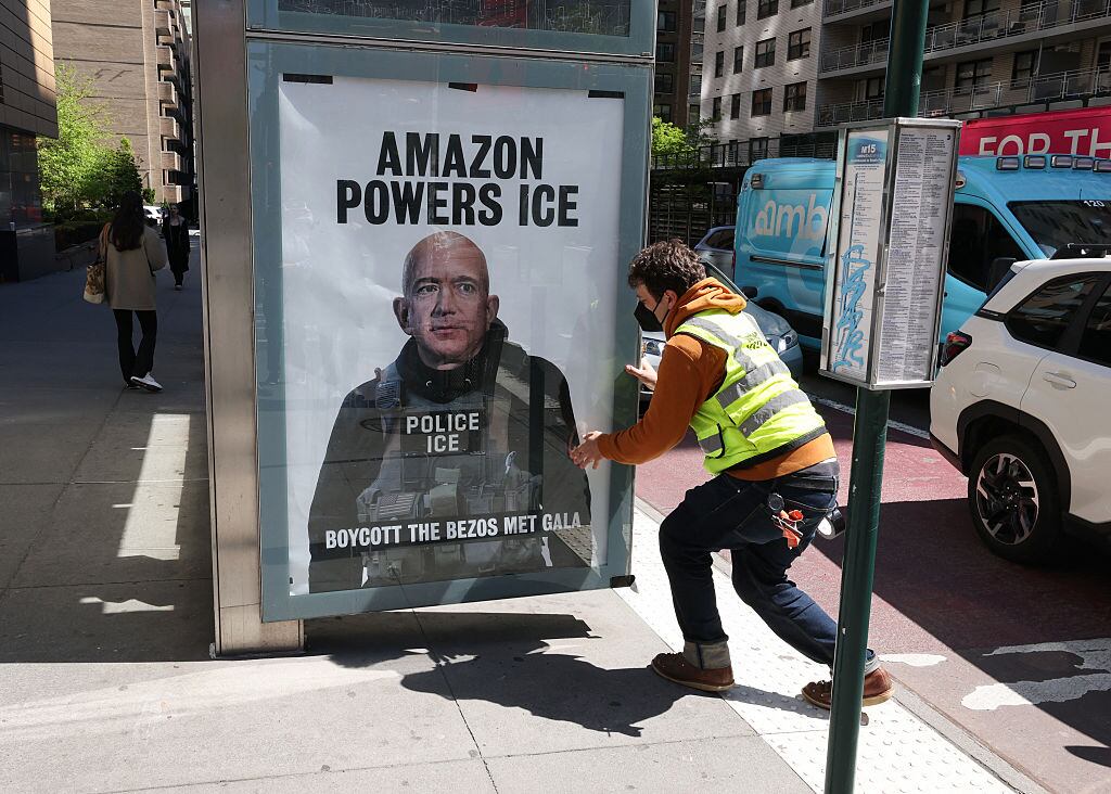 Un hombre coloca un cartel con el lema «Boicot a la Gala Met de Bezos» en una parada de autobús del distrito de Manhattan, en la ciudad de Nueva York, el 27 de abril de 2026. Jeff Bezos, de Amazon, y Lauren Sánchez son los principales patrocinadores y copresidentes honorarios de la Gala Met de 2026, que tendrá lugar el 4 de mayo
