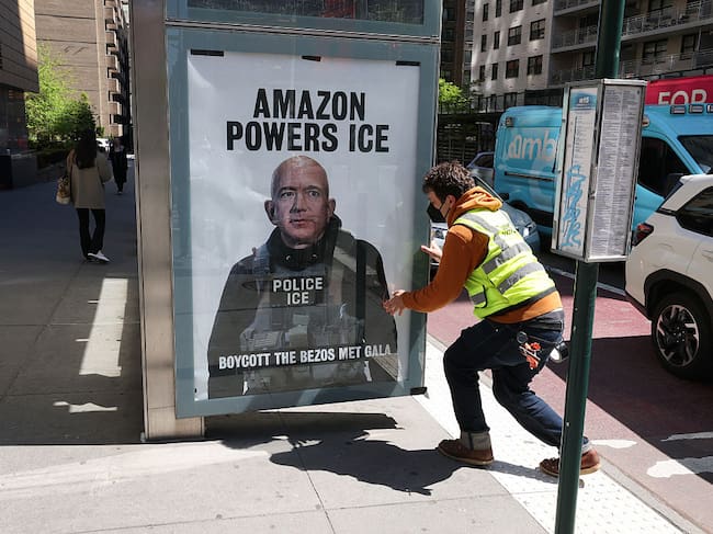 Un hombre coloca un cartel con el lema «Boicot a la Gala Met de Bezos» en una parada de autobús del distrito de Manhattan, en la ciudad de Nueva York, el 27 de abril de 2026. Jeff Bezos, de Amazon, y Lauren Sánchez son los principales patrocinadores y copresidentes honorarios de la Gala Met de 2026, que tendrá lugar el 4 de mayo