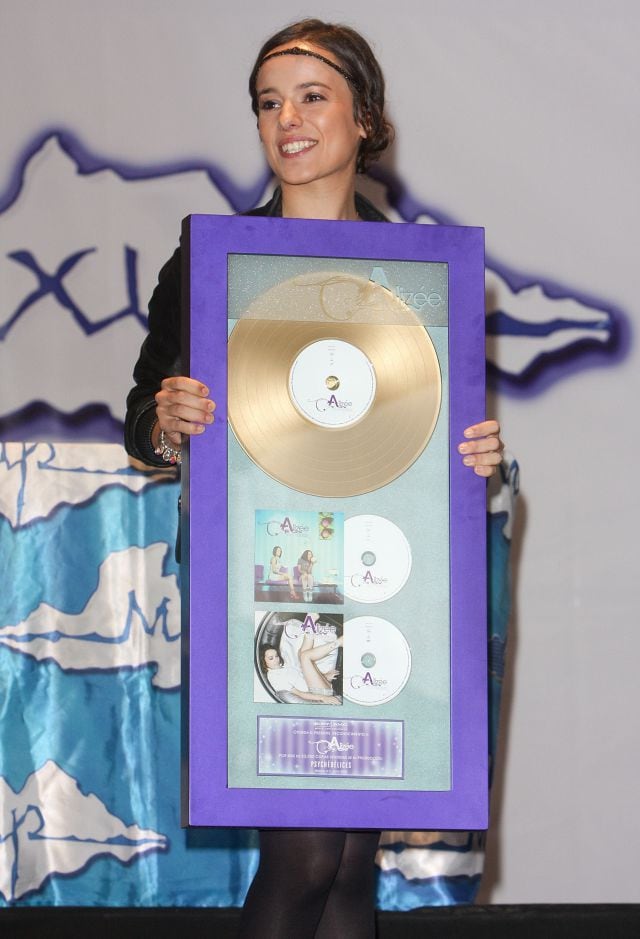 La cantante Alizee recibe un disco de oro por las 50.000 venas de su álbum &#039;Psichédélices&#039;, en 2008 .