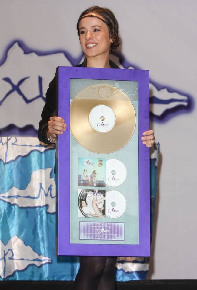 La cantante Alizee recibe un disco de oro por las 50.000 venas de su álbum 'Psichédélices', en 2008 .