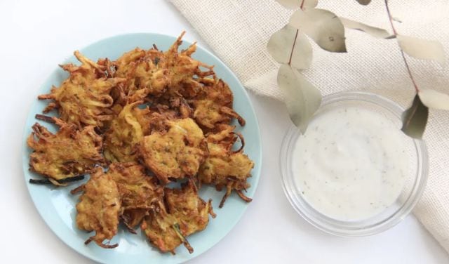 Pakoras veganas en salsa de yogur.