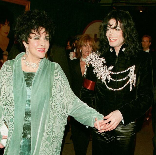 Michael Jackson junto a Elizabeth Taylor en su fiesta de cumpleaños en 1997