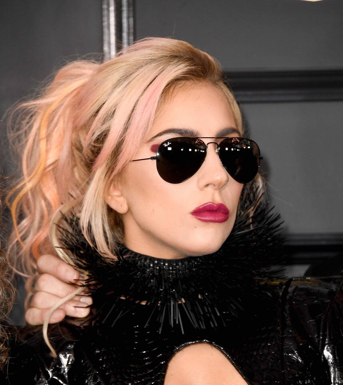 Anteojos negros y muy formales para Lady Gaga