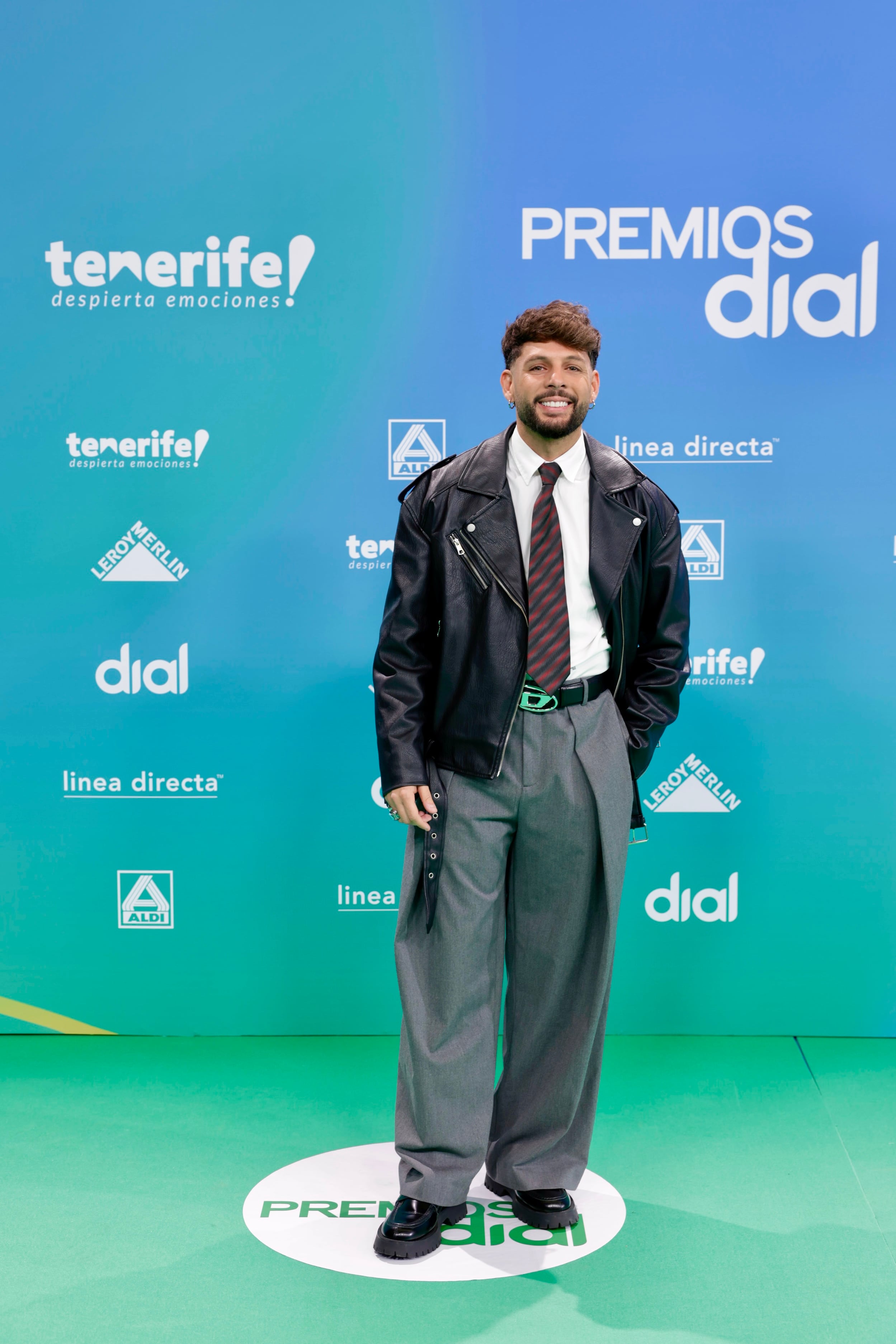 Primer año de Álvaro García en los Premios Dial que llegaba con su chaqueta de cuero y corbata. Este año se ha propuesto mandar mensajes positivos con su música en tiempos comlicados y parece que lo consigue con temas como Gloria Bendita o Persona vitamina que ha sido la sintonía de la vuelta ciclista de Andalucía. Buenos momentos para el novio de Gloria Camila.