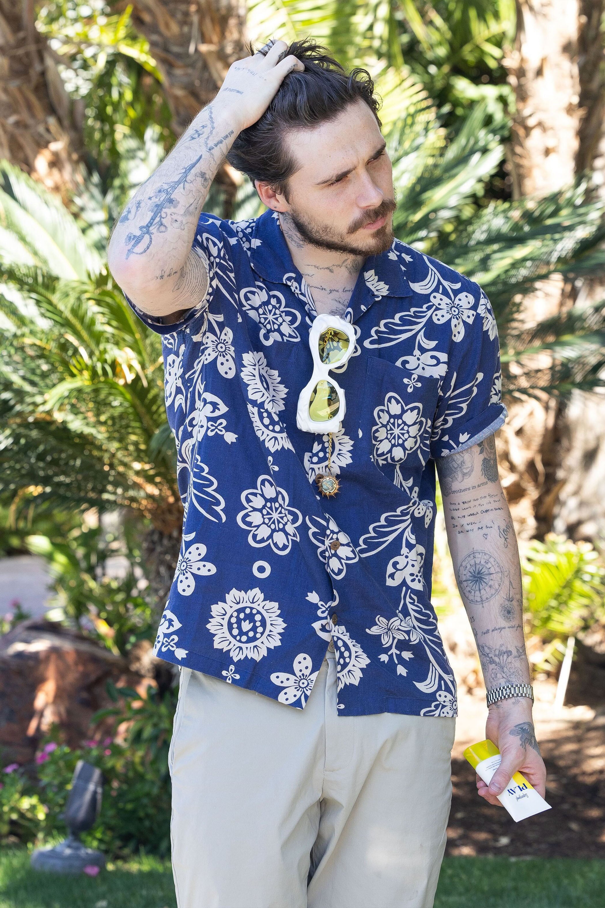 Sin duda, el Coachella Fest es uno de los que más celebrities reune por metro cuadrado. Pocos se quieren perder este evento en el desierto y el hijo de Victoria y David Beckham no ha sido uno de los que hayan pasado la oportunidad de disfrutarlo. Bien lo de la crema solar en la mano.