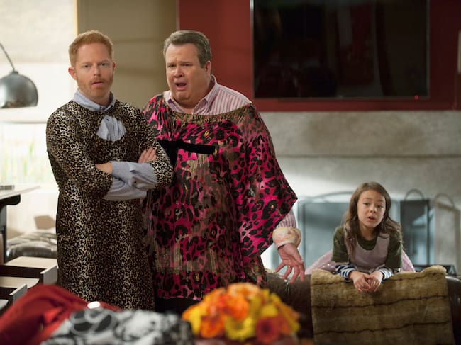 Jesse Tyler Ferguson, Eric Stonestreet y Audrey Anderson Emmons en el episodio 'Three Turkeys' de 'Modern Family'.