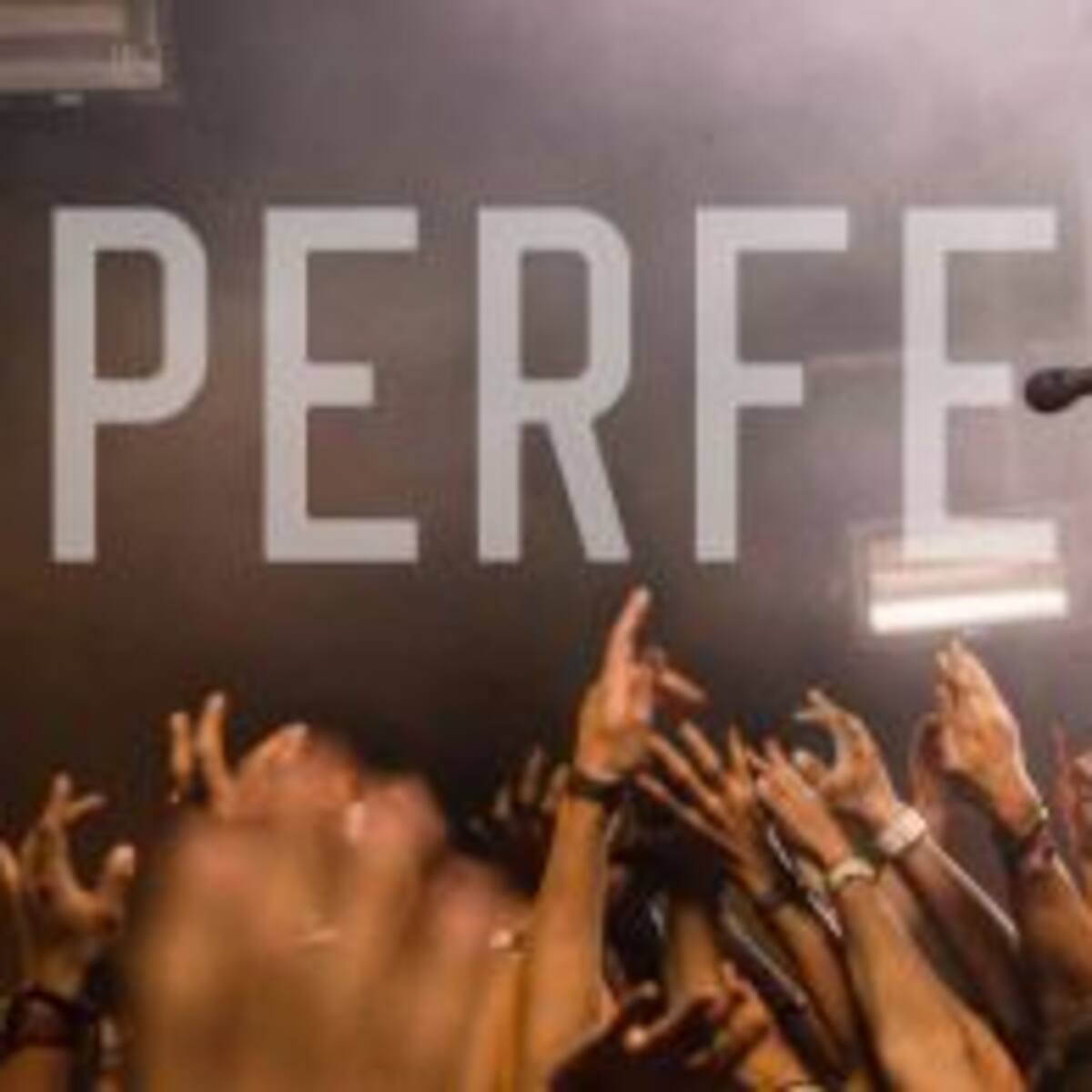 Lady gaga canta en vivo "Perfect Illusion"