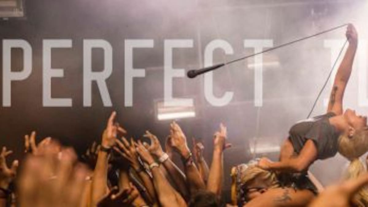 Lady gaga canta en vivo "Perfect Illusion"