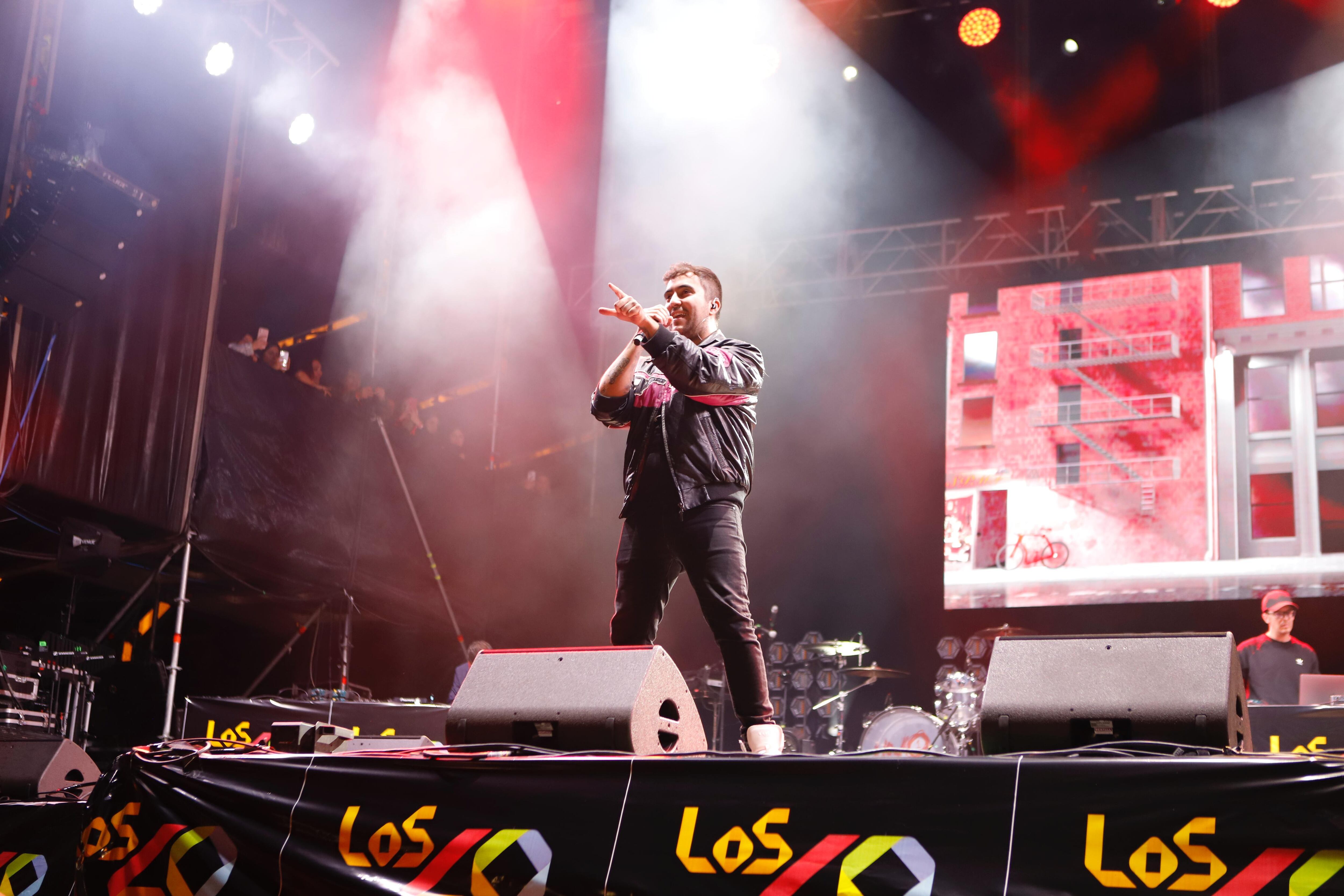 Antes de aparecer Beret sobre el escenario, el público ya lo esperaba con las linternas de sus móviles encendidas. Un momento mágico que les devolvió con 'Lo siento' y 'Ojalá'