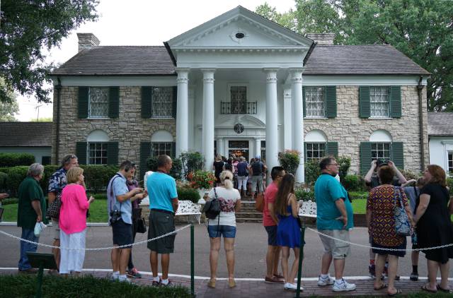 Visitantes en la entrada de la mansión Graceland de Elvis Presley, en Memphis, Tennessee.