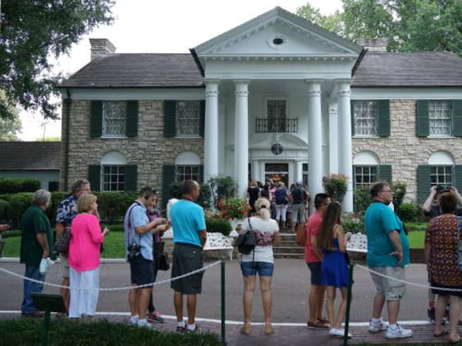 Visitantes en la entrada de la mansión Graceland de Elvis Presley, en Memphis, Tennessee.