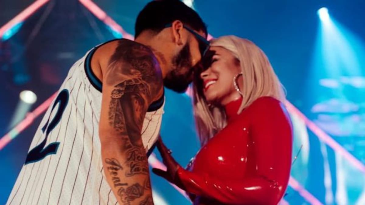 El divertido video de Karol G y Anuel AA en la cama